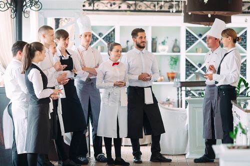 © davit85 - stock.adobe.com Foto: Beschäftige in der Gastronomie