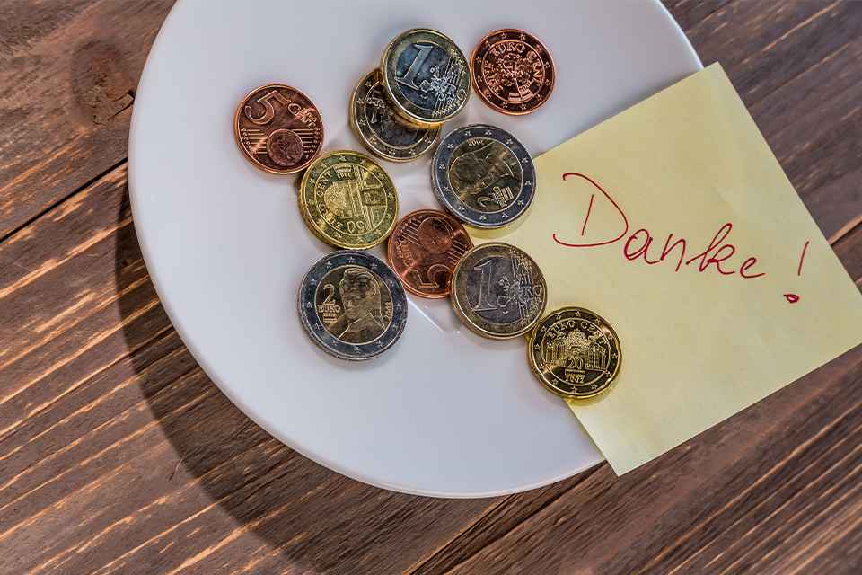 Foto: Teller mit Münzen
