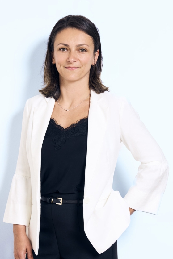 Alena Kaljikovic, Buchhalterin, Koppl